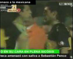 Мексиканський футболіст плюнув у суперника &amp;quot;вірусом свинячого грипу&amp;quot; (ВІДЕО)