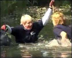 Мэр Лондона провалился в воду, показывая, как нужно очищать реку
