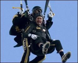 Буш-старший відзначить свій 85-й ювілей стрибком з парашутом
