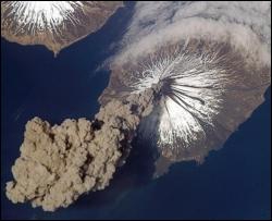 На Курилах продолжается самое большое в истории извержение вулкана