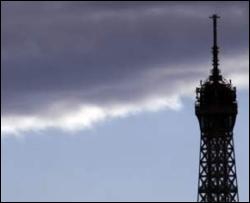 20-летняя девушка прыгнула с Эйфелевой башни