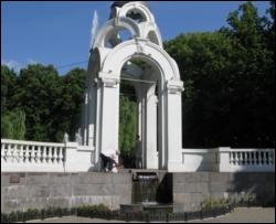 В Харькове разрисовали памятник комсомольцев
