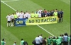 Из-за расистов будут останавливать футбольные матчи