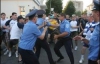 Фаны "Динамо" чуть не устроили драку с милицией