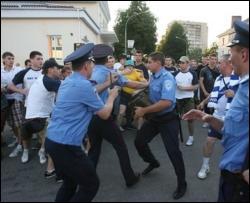 Фаны "Динамо" чуть не устроили драку с милицией