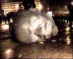Еще один памятник Ленину стал жертвой вандалов