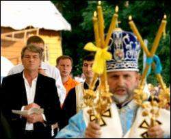Ющенко принял участие в Крестном ходе