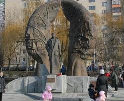 У Києві почав руйнуватися пам&quot;ятник Ґонґадзе
