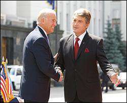 Ющенко хоче вразити Байдена українською демократією