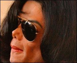 Майкл Джексон помер від уколу в шию