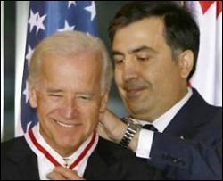 Байден пообещал Грузиии поддержку, а Саакашвили подарил ему орден
