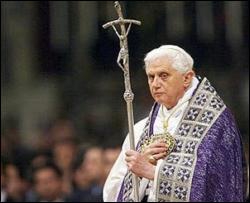 Бенедикт XVI лишил сана священника-педофила