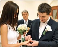 На свадьбе Ющенко-младшего мамы молодоженов не сдерживали слез