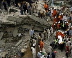 В Пакистане под развалинами дома погиб 23 человека