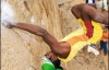 Радж Сингх вылезает на 800-метровую высоту без страховки