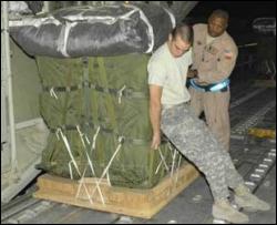 Американські військові літаки закидають Афганістан вантажем