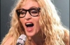 Мадонна перед концертом наносит на лицо бриллианты