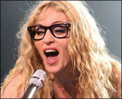 Мадонна перед концертом наносит на лицо бриллианты