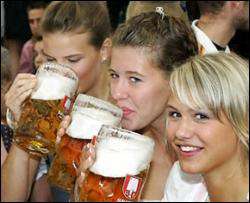 Почему женщинам полезно пить пиво?
