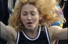 Мадонна целовалась за столом и ныряла в спортивном костюме