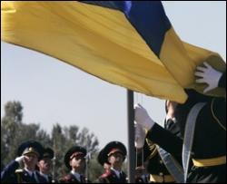 Ющенко бок о бок с Тимошенко поднял флаг Украины
