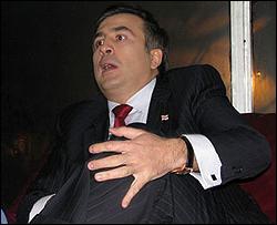 Саакашвили кинули в голову ботинком и обматерили
