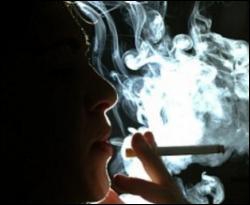 Британець змусив 3-річну дівчинку палити цигарки, та знімав це на відео