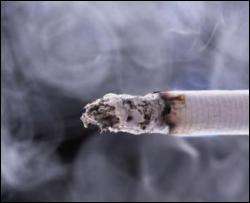 Запрет курить в общественных местах дает плоды через год - ученые