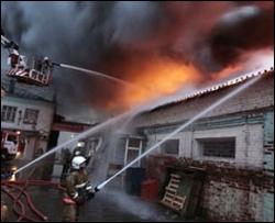 До часу ночи тушили пожар на бориспольском рынке