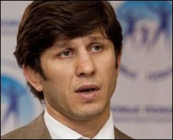 Ельбрус Тедеєв позичив "Мерседес" у психічнохворого шахрая?