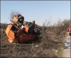 На Хмельниччині бензовоз розлив 2 тонни пального