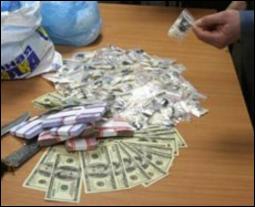 В Донецке трое милиционеров вымогали за &quot;отмазку&quot; $400 тысяч