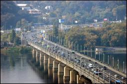 У Києві по мосту Патона ліквідують реверсивний рух