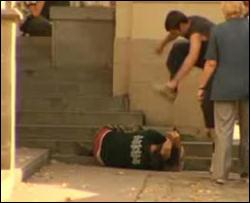 Под балконом мэра Львова жестоко избили человека 