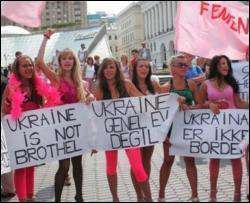 Украинские феминистки протянули джип по Майдану
