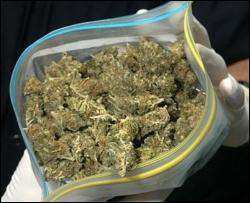 Полицейский нашел пакет марихуаны на лбу у прохожего