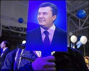 Хлеб от Януковича раздавали пьяные молодые люди