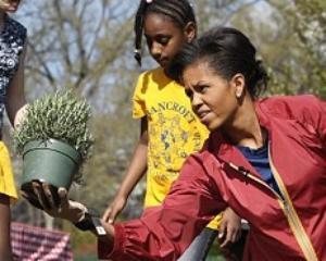 Мішель Обама зі школярами помахала лопатою