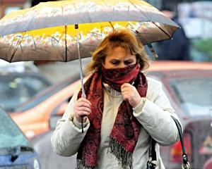 Лікарі закликають не захищатись шарфами та не ходити до поліклінік