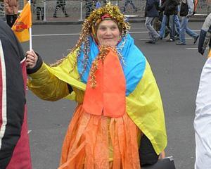 Баба Параска прийшла на Майдан, щоб пригадати &quot;помаранчеву&quot; революцію
