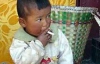 Пачку папирос за день выкуривает двухлетний китайский мальчик