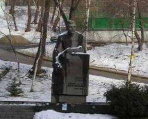 В Киеве демонтировали памятник организатору Голодомора