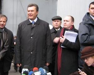 Янукович в Сумах подворотнями пробивался на встречу с избирателями
