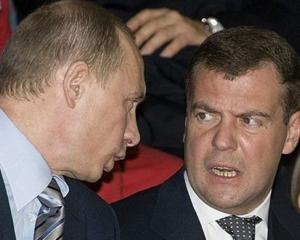 Медведєв та Путін продовжують втрачати підтримку