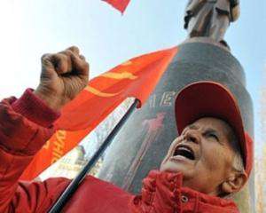 Милиция задержала мужчин, которые облили краской памятник Ленину