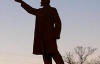 Неизвестные в костюмах казаков хотели осквернить памятник Ленину