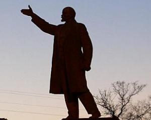Невідомі в костюмах козаків хотіли осквернити пам&quot;ятник Леніну