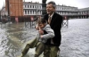 Затопленою Венецією гуляють у гумових чоботах