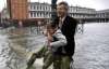 По затопленной Венециии гуляют в резиновых сапогах
