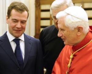Медведев поговорил в Папой Римским об экономике и политике